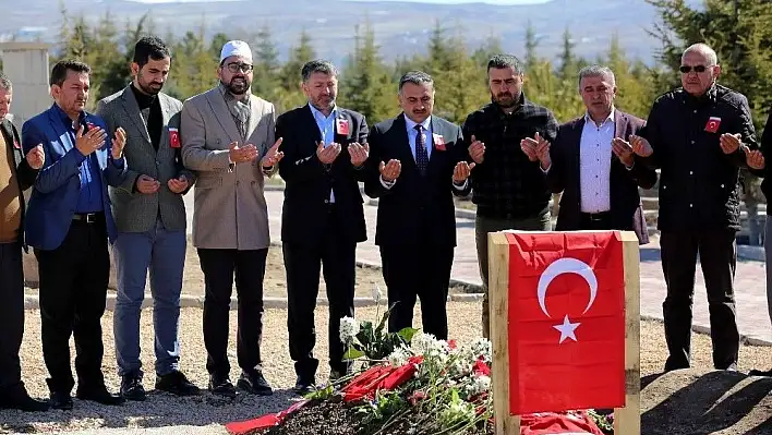 Develi belediye meclisi Şehit Taşöz'ün kabrini ziyaret etti