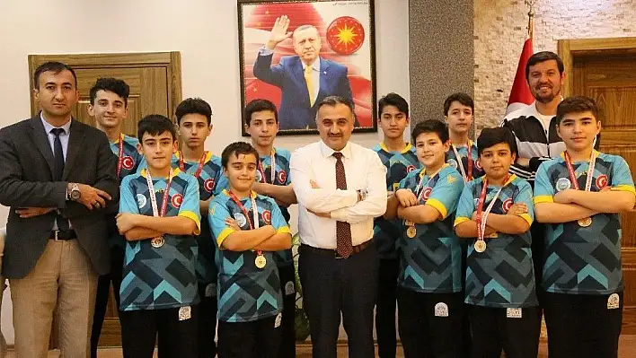 Develi Belediyesi alt yapı oyuncularından Başkan Cabbar'a ziyaret
