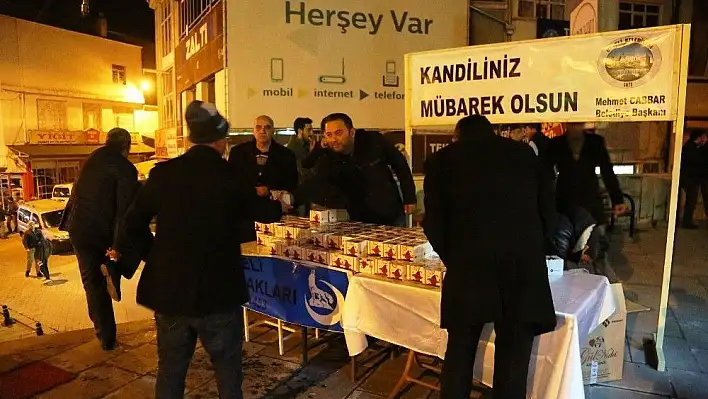 Develi Belediyesi kandil simidi dağıttı