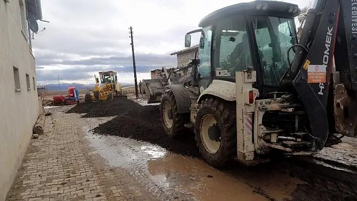 Develi Belediyesi'nden yol kumlama çalışması