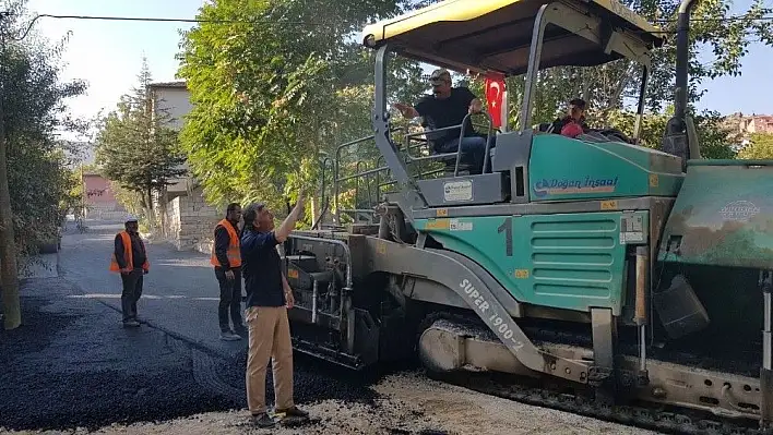 Develi Belediyesi sıcak asfalt çalışmalarına devam ediyor