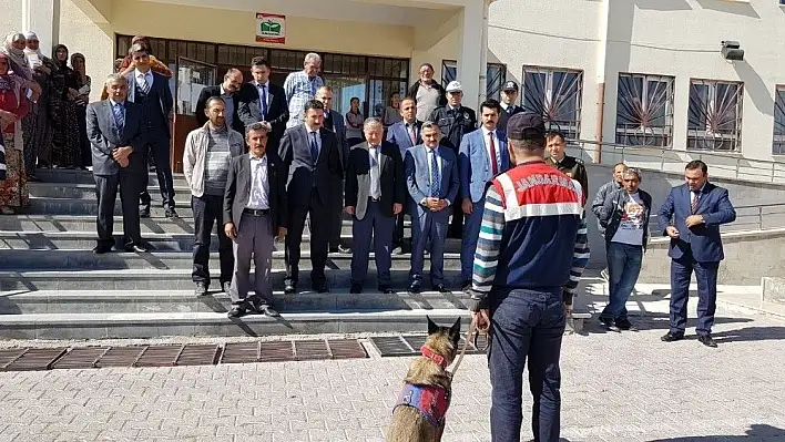 Develi'de arama kurtarma köpeklerinin gösterisi öğrencileri hayran bıraktı
