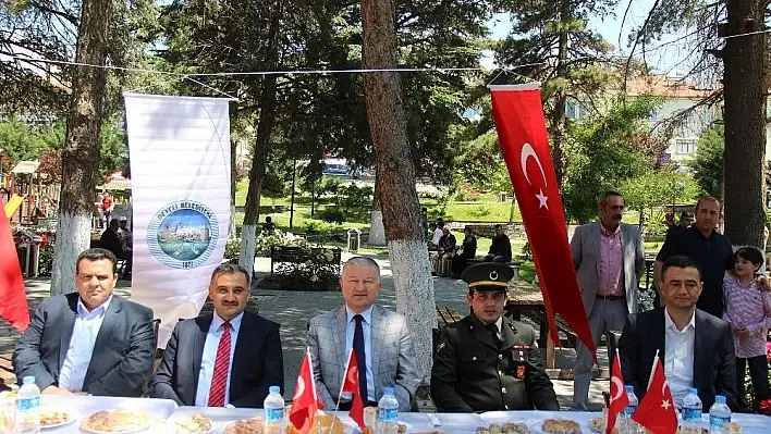 Develi'de bayramlaşma Cumhuriyet Meydanı'nda yapıldı