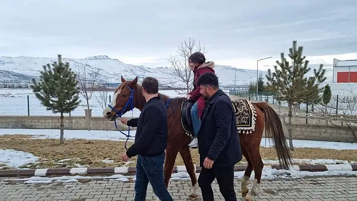 Develi'de depremzede çocuklar at bindi