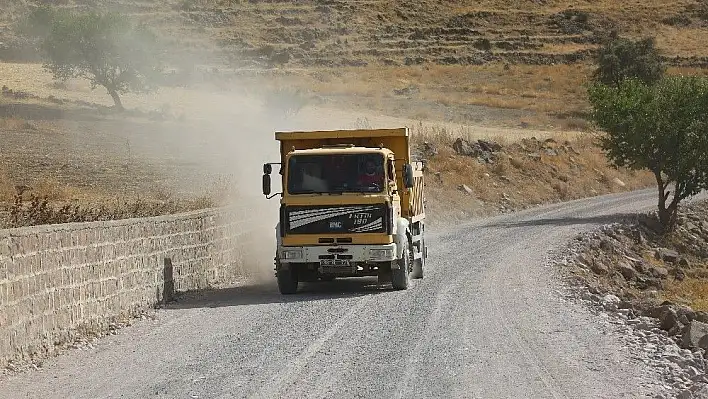 Develi'de iki mahalle arasındaki bağlantı yolu çalışması başladı