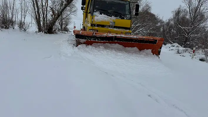 Develi'de kar mesaisi: Büyükşehir ekipleri hasta için yol açtı