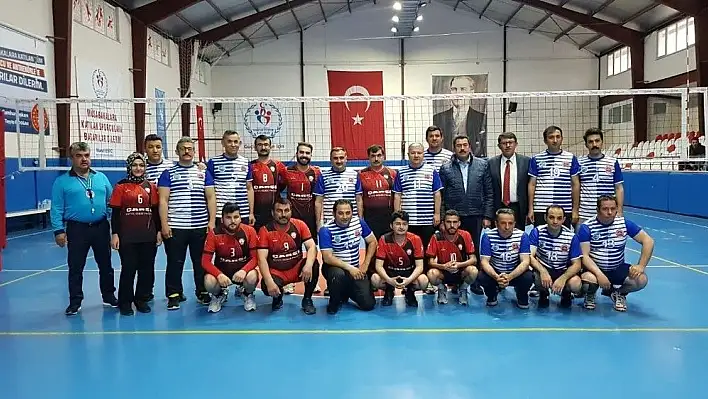 Develi'de Kurumlar Arası Voleybol Turnuvası Başladı
