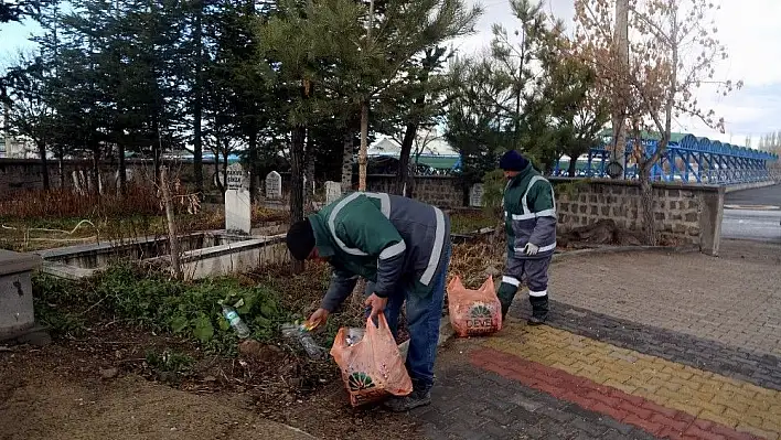 Develi'de mezarlıklarda temizlik çalışmaları ediyor