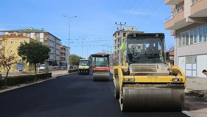 Develi'de sıcak asfalt çalışmaları hız kesmeden devam ediyor
