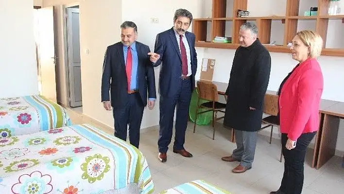 Develi Kaymakamı Duru ve Belediye Başkanı Cabbar, öğrencilerle bir araya geldi
