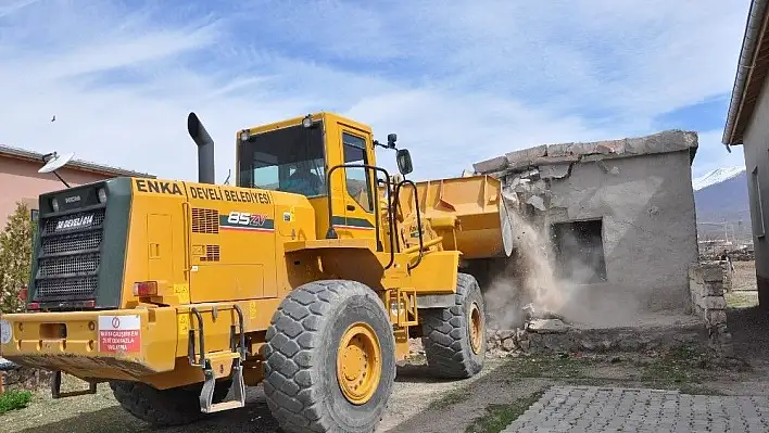 Develi köylerinde metruk ev temizliği devam ediyor