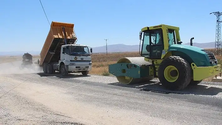 Develi köylerinde yol çalışmaları sürüyor