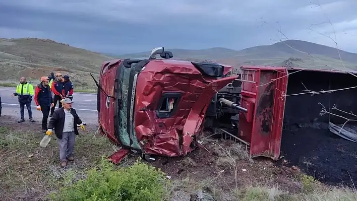 Tır devrildi, yol trafiğe kapatıldı!