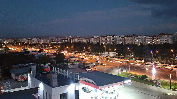 Dikkat! Alt geçit kapandı, trafik kitlendi