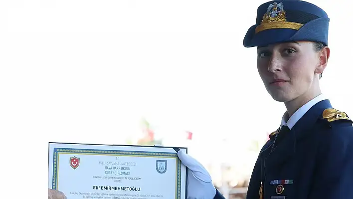 Dikkatleri üzerine çeken teğmen Kayserili çıktı! Bakın kimin yakını