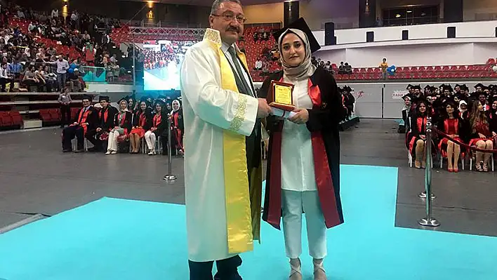 Diplomasını Rektör olan babasının elinden aldı