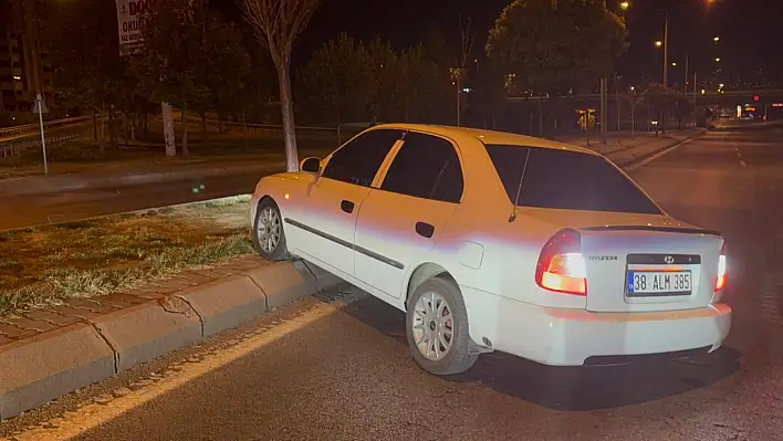 Direksiyon başında uyuyan sürücü kaldırıma çıktı!