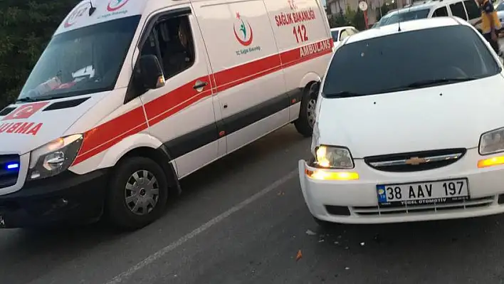 Direksiyon hakimiyeti kaybolan araç ambulansa çarptı