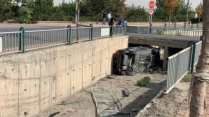 Direksiyon hakimiyeti kaybolan otomobil kanala uçtu: 1 yaralı