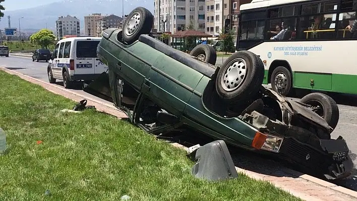 Direksiyon hakimiyeti kaybolan otomobil ters döndü