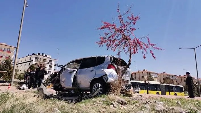 Araç kaldırıma çıktı! Yararlılar var...