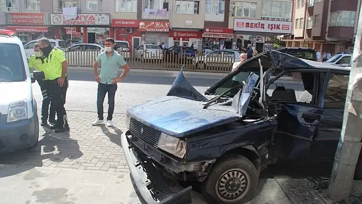 Direksiyon hakimiyetini kaybetti, park halindeki araçları biçti
