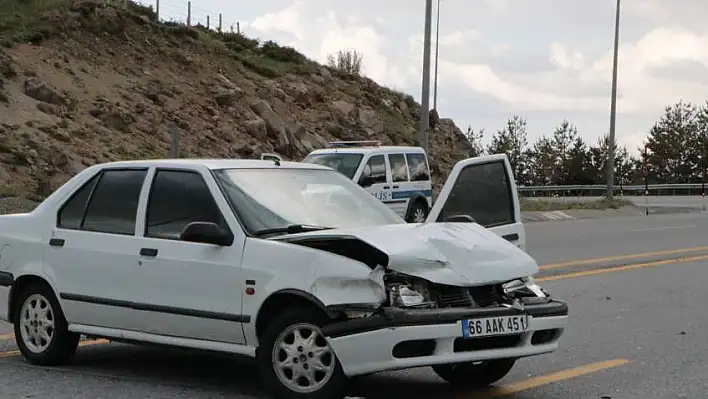 Direksiyon hakimiyetini kaybolan otomobil bariyere çarptı: 3 yaralı