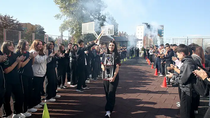 Disiplinin ve azmin zaferi: Elif Ceren zirvede!