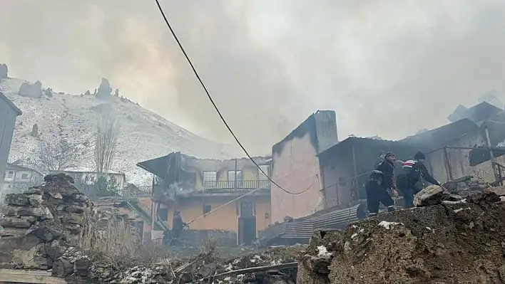 Korkutan yangın: 5 ev zarar gördü