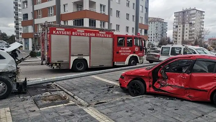 Diyaliz hastalarını taşıyan minibüs ile otomobil çarpıştı: 3 yaralı