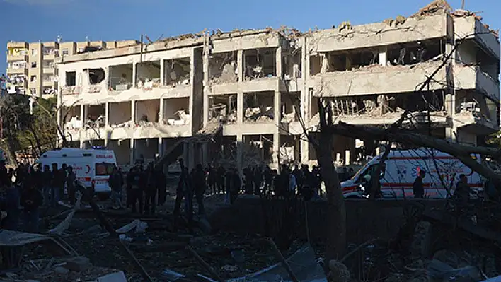 Diyarbakır'da emniyet binasına bombalı saldırı: 1 ölü, 50'nin üzerinde yaralı