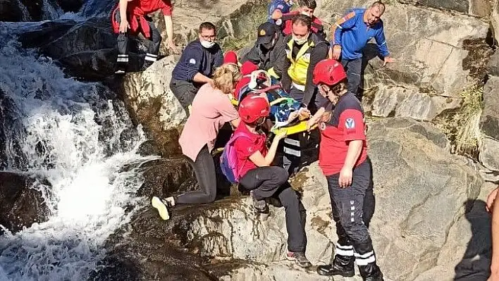 Doğa gezisinde kayalıklardan düştü