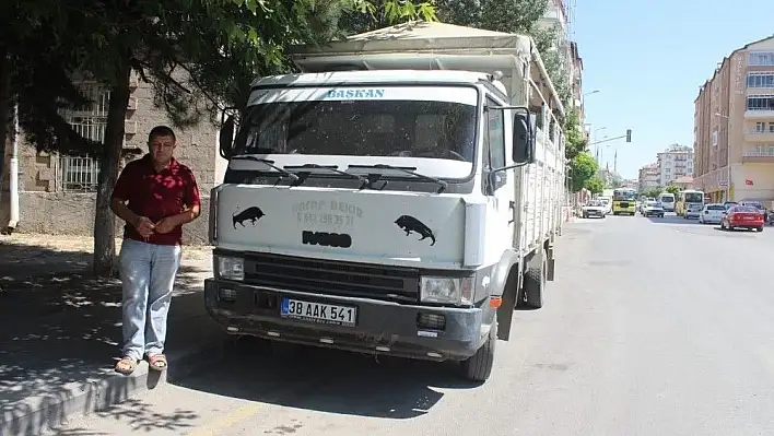 'Dolarlarınızı bozdurun' çağrısına aracını devlete bağışlayarak destek verdi
