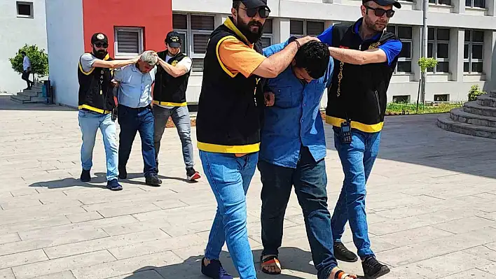 Dolmuşu durdurarak bir şahsı darp edip bıçaklayan baba ve oğlu tutuklandı