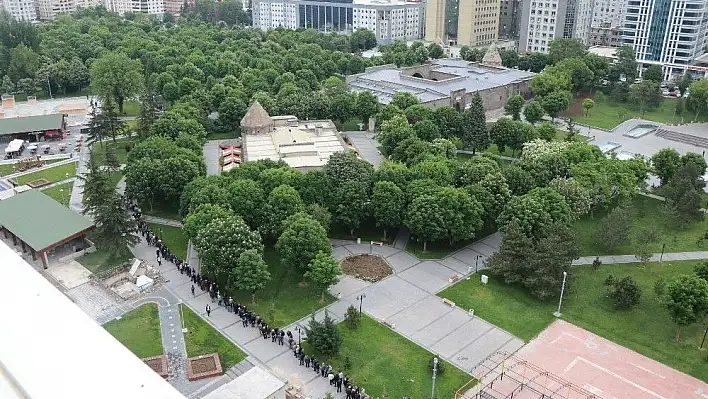 Domates fidesi için metrelerce kuyruk oluşturdular