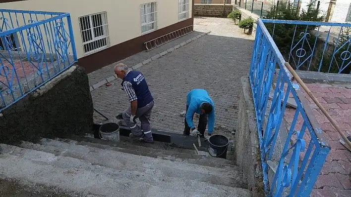 Dudu Şahin Tokluoğlu Ortaokulunda çevre düzenleme çalışması