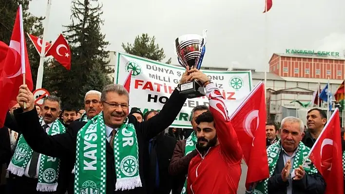 Dünya şampiyonu güreşçi Fatih Cengiz, memleketinde coşkuyla karşılandı