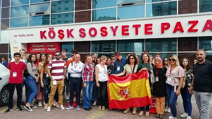 Dünyanın dört bir yanı Köşk Sosyete Pazarı'nda