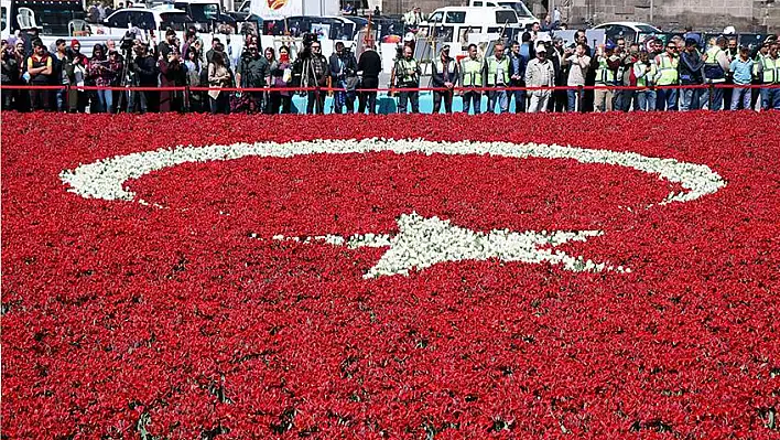 Dünyanın en büyük Türk bayrağı temalı lale peyzajı Rekorlar Kitabı'na girdi