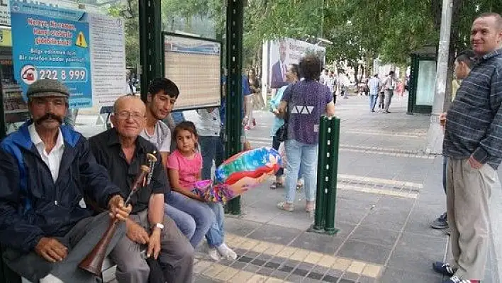 Durakta bekleyenlere bayramlık zurna konseri