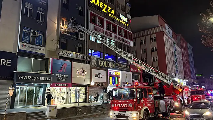 Düvenönü'ndeki iş merkezinde yangın!
