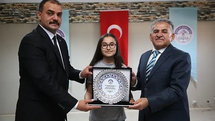 Eğitimcilerden Başkan Büyükkılıç'a hayırseverlik plaketi
