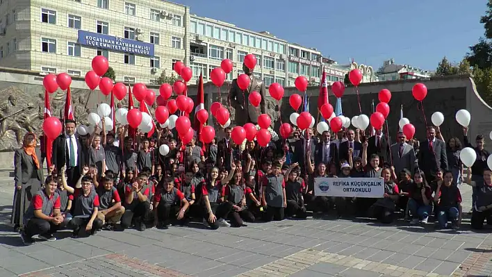 Yeni eğitim yılı uçan balonlarla karşılandı