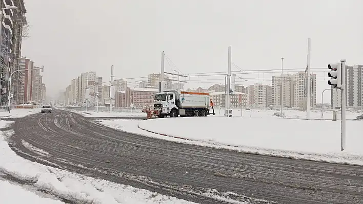 Ekipler sahada! Kayseri'de karla mücadele sürüyor