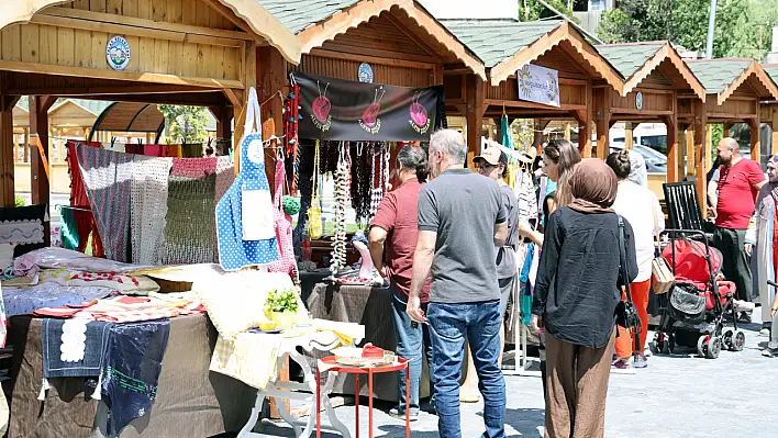 El işi tekstilden ev yemeklerine her şey bu pazarda