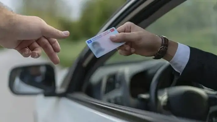 Ele geçirdikleri sürücü belgesi ile GSM şirketlerini dolandırdılar