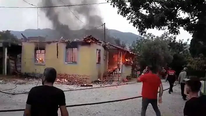 Yangın çıktı! Ev kullanılamaz hale geldi