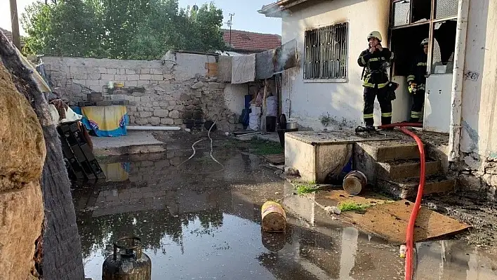 Elektrik kontağından çıkan yangında müstakil ev kullanılamaz hale geldi