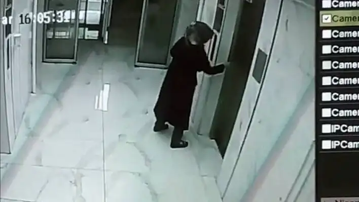 Elindeki sıvıyı asansör ve kapılara süren kadın aranıyor