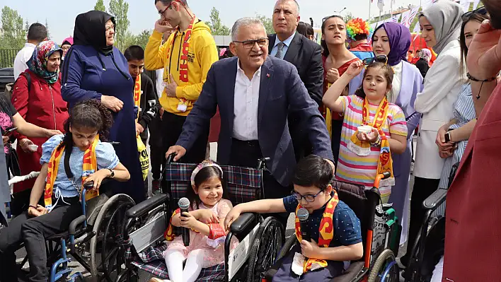Engelleri bilgiyle, sanatla, eğitimle aşıyorlar